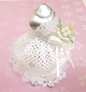 ビーズのウエディングドレス（斜め横）