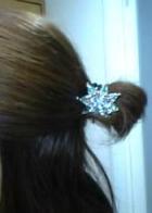 ゴムのモチーフをサイドに持ってくるように束ねる