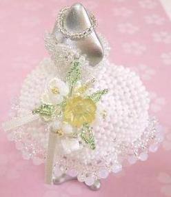 ビーズのウエディングドレス（斜め横）お花側