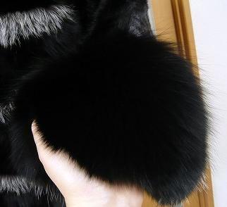 ケープのすそにトリミングされたファー