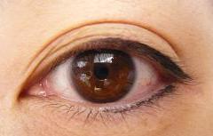 黒目の半分くらいから目尻にかけてラインを入れてみました