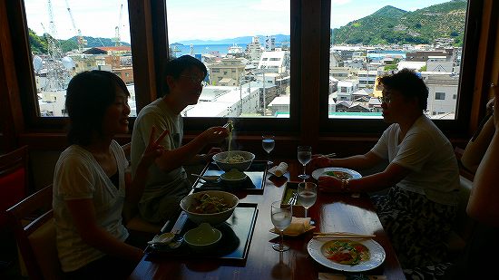 八幡浜　家族で食事