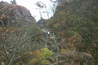 行者岳の鎖場（下から）