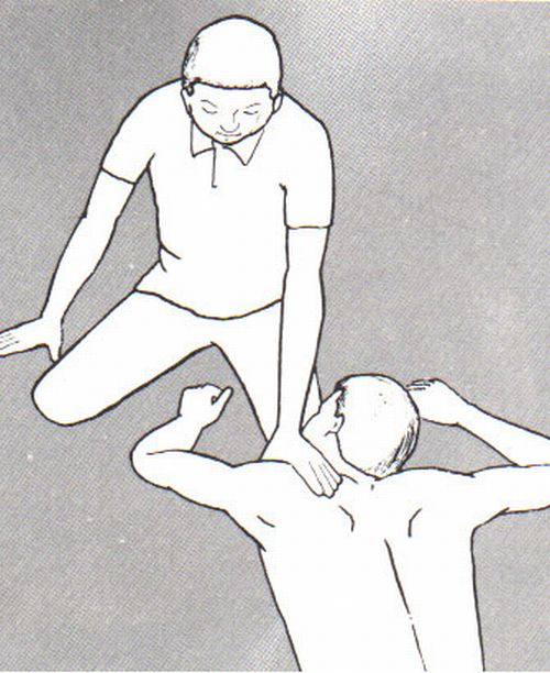 うつ伏せての肩の指圧姿勢