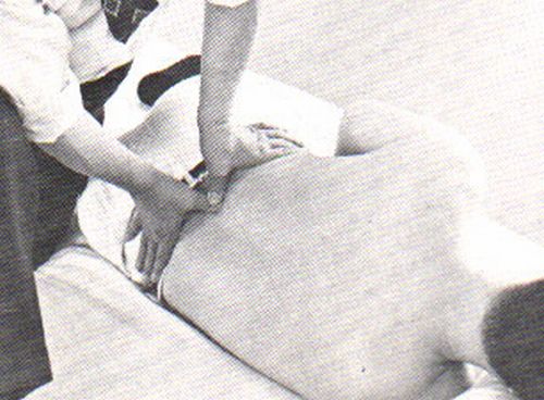 背中の胃のツボから腸の腰椎のツボへ