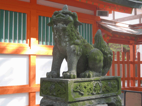 住吉神社　角のある狛犬