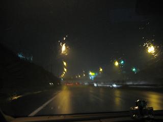 雨の高速