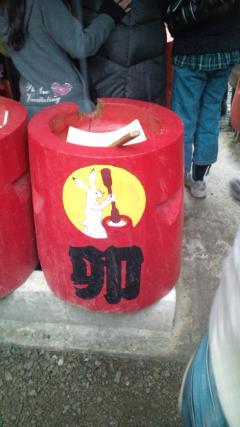 安志稲荷神社、拝殿付近の干支の臼