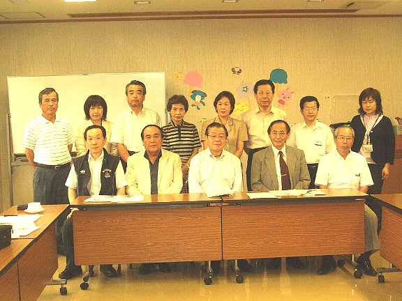 岡山県美作地区里親後援会の平成18年度役員会を開催し、事業計画や役員選出を承認しました。顧問の桑山博之津山市長も出席