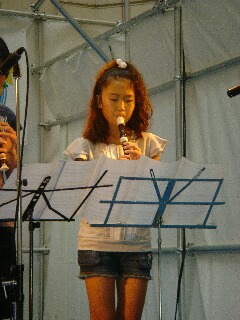 リコーダー演奏する長女