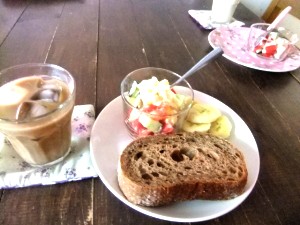 朝食。収穫した野菜でサラダ