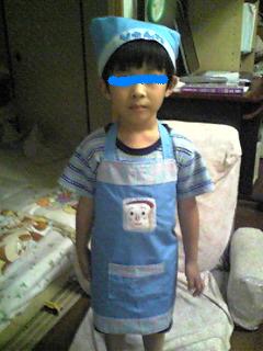 エプロンした息子