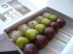 函館　若竹　三色だんご