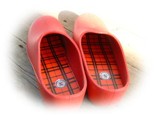 赤いガーデンシューズ