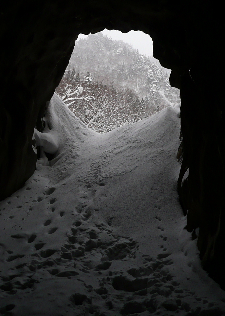 雪に埋もれたトンネル1.jpg