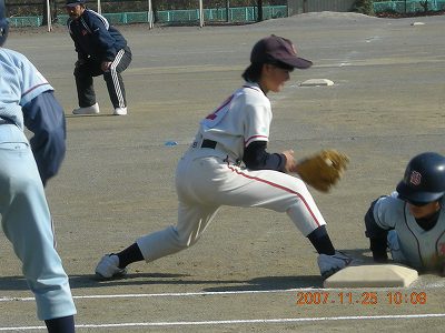 今日の練習試合は彼女は１塁手