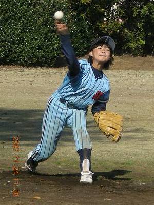 彼女も投げます