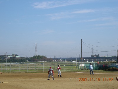 遠くに新幹線の橋架が見える