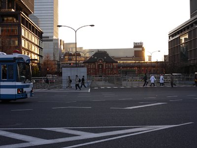 02早朝の東京駅舎