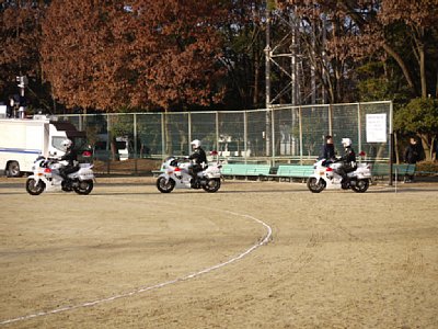 04入場する白バイ群