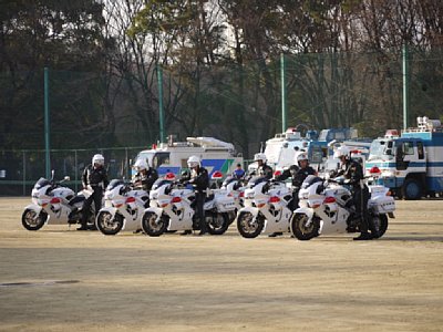 05集結した白バイ群