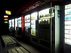 夜の自動販売機
