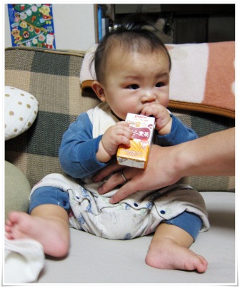 たいちゃん　麦茶を飲む。.JPG