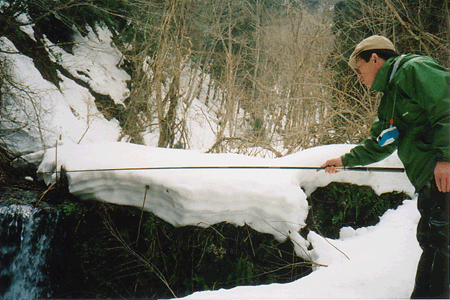 雪山で山女魚を釣る