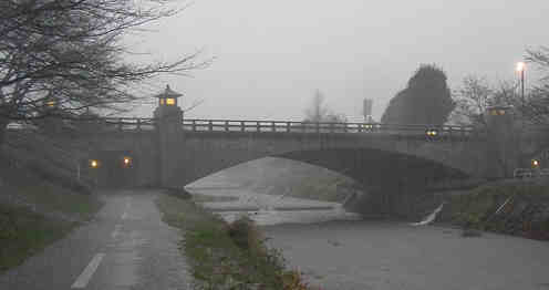 雨の南浅川橋101203