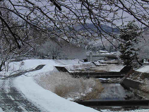 雪のある南浅川橋110212