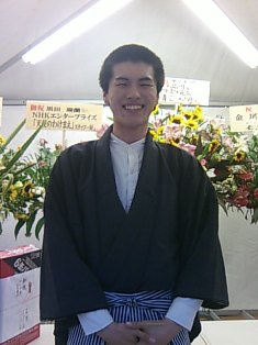 案内してくれるのは若い俳優さんたち