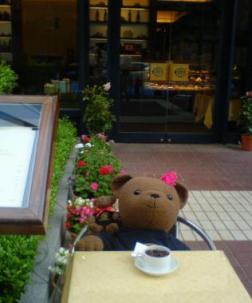 オープンカフェの看板娘