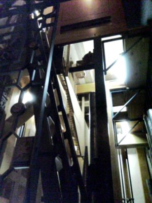 オルガンの内部：上に行くための階段もついています