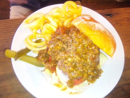 チリソースたっぷり。