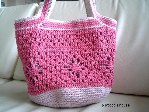 ＊かぎ針編み＊ピンク色の花の透かし入りバッグ。