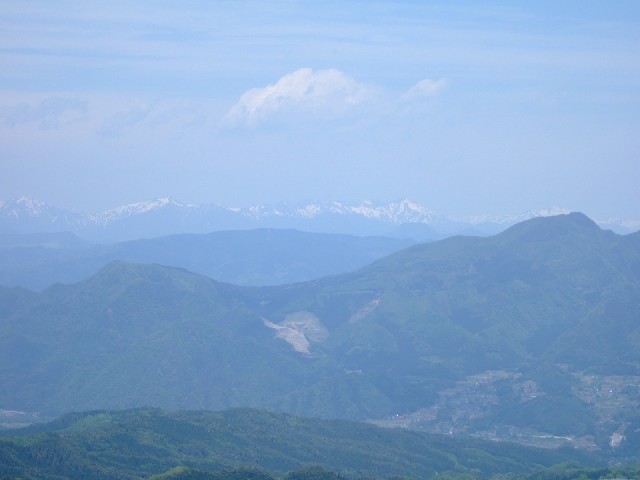 向こうに見える谷川岳