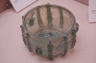 紐装飾深皿　シリア？　８～１０世紀　ガラス