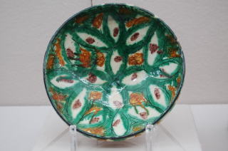 多彩釉刻線花文鉢　イラン９～１０世紀　陶器
