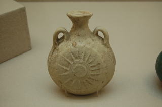 施釉円文扁壷せゆうえんもんへんこ　イラン１～３世紀　陶器