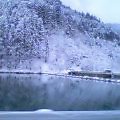 水面に映る雪景色