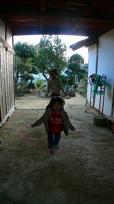 長屋門　で縄跳び