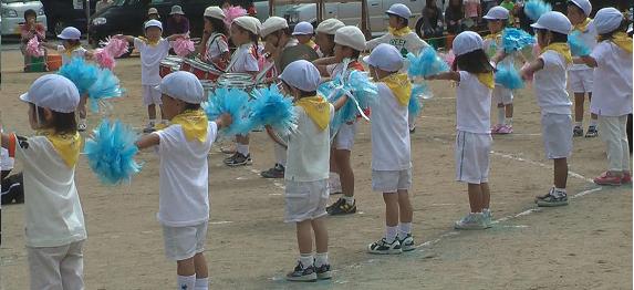 鼓隊と一緒に踊る