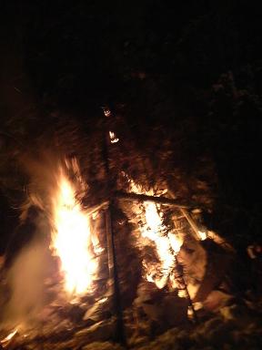 左義長燃えてます。