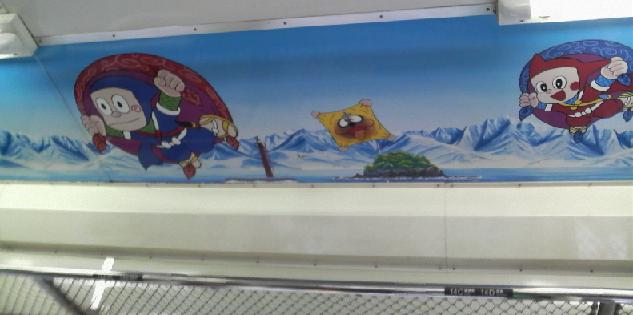 電車内もハットリくんがいますねぇ。(天井など)