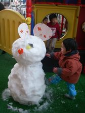 20080210息子　雪ダルマと闘う.jpg