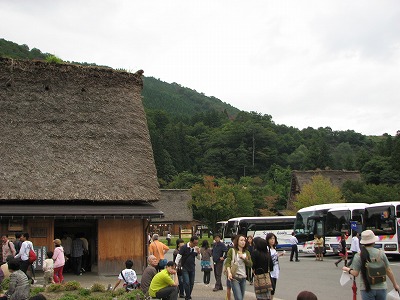 白川郷　駐車場と観光客