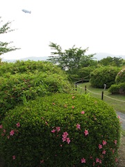 蒲郡プリンスホテル庭園と竹島　遥かに飛行船