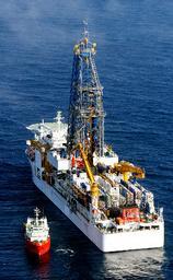 性能試験中の地球深部探査船「ちきゅう」＝２２日、青森県・下北半島沖で、本社機から