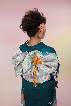 成人式晴れ着後姿