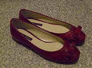 赤いエナメル靴